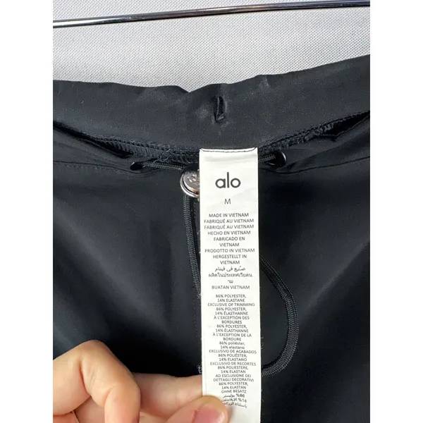 Women’s Alo Medium Black Cargo Parachute Pants - Image 5