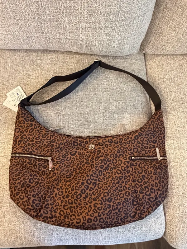 Lululemon Large Slouchy Sling Bag 13L Metal Hardware leopard print NWT - Image 5