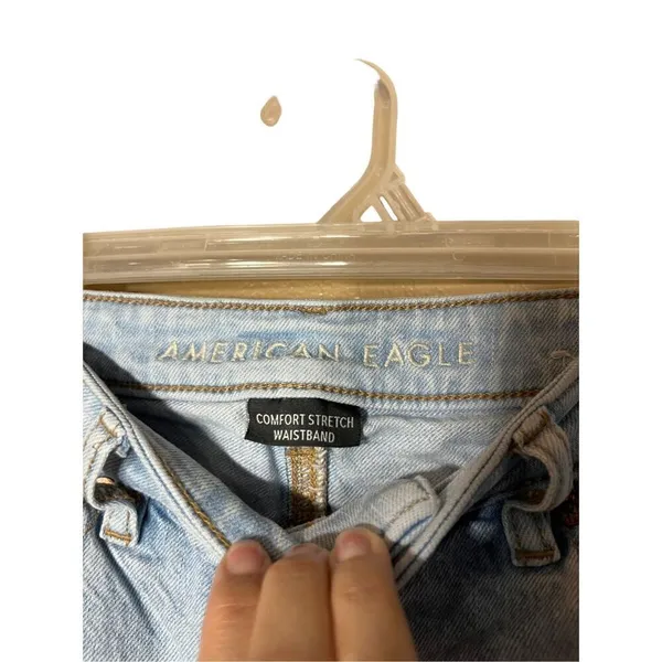 American Eagle Comfort Stretch‎ Waistband Ripped Mom Jeans Light Wash Size 4 - Image 6