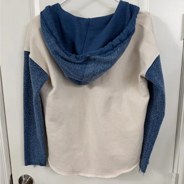 Billabong Blue and Cream V-Neck Sweater - Image 3