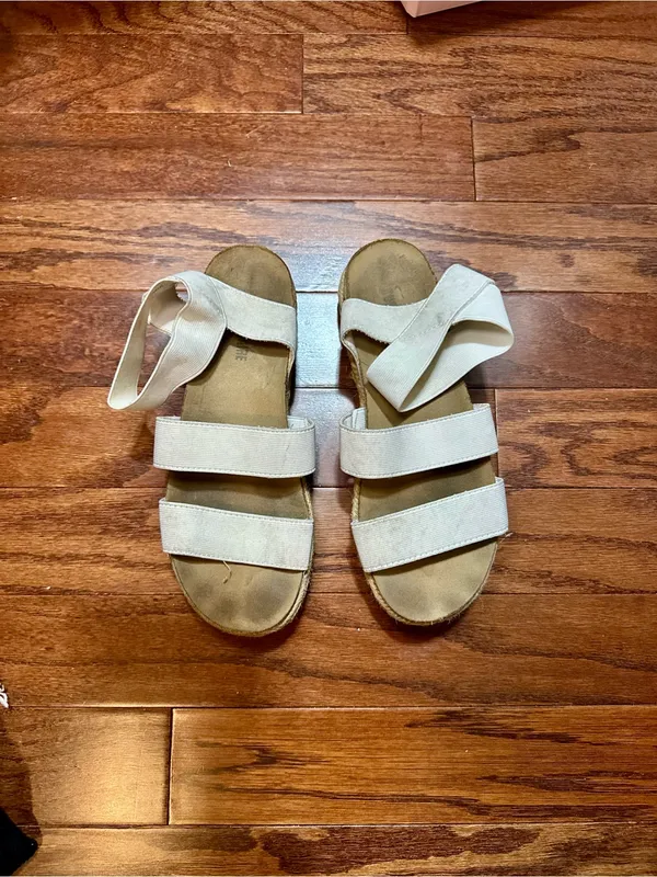 Cushionaire White Strappy Platform Sandals Size 9 - Image 3