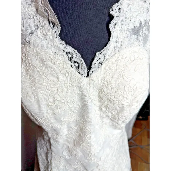 White Lace Wedding Gown Size 18 with Cinch Buttons Short Train Hem Scallop - Image 4