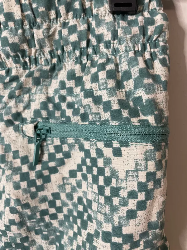 The North Face Green White Athletic Shorts Geometric Logo Medium Excellent Condition - Image 4