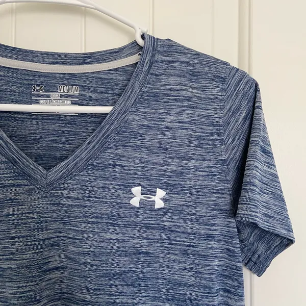 NWOT Under Armour women’s dark blue‎ heatgear loose v-neck athletic top medium - Image 2