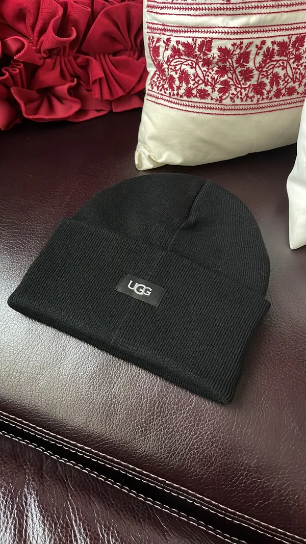 UGG Cuffed Beanie in black NWT - Image 4