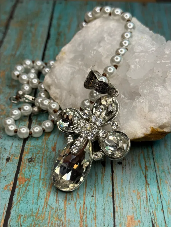 Crystal cross necklace on fashion pearl chain - Image 5