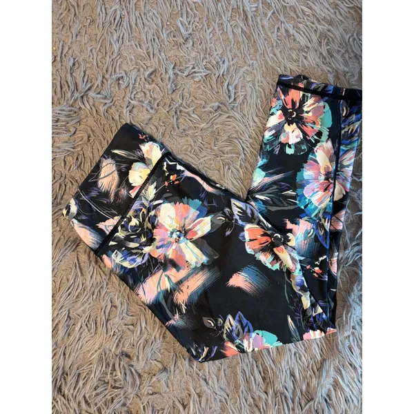 Fabletics Floral High Rise Cropped Leggings Black Multi CS1826107-2439 Small - Image 4