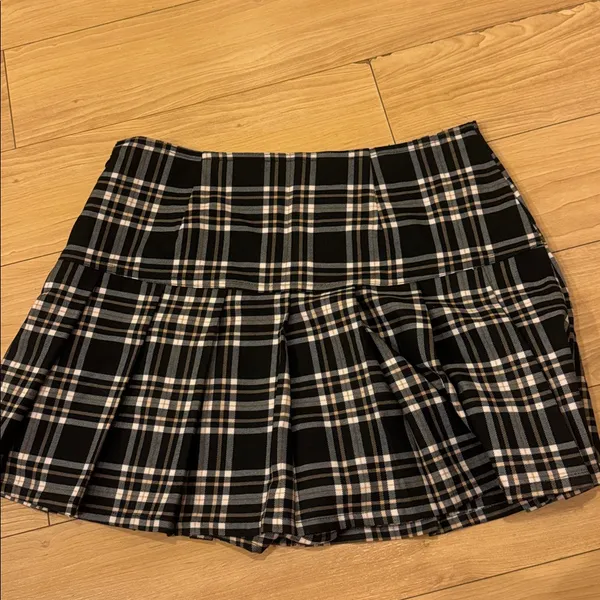Tommy Hilfiger Black and Tan Plaid Mini Skirt - Image 3