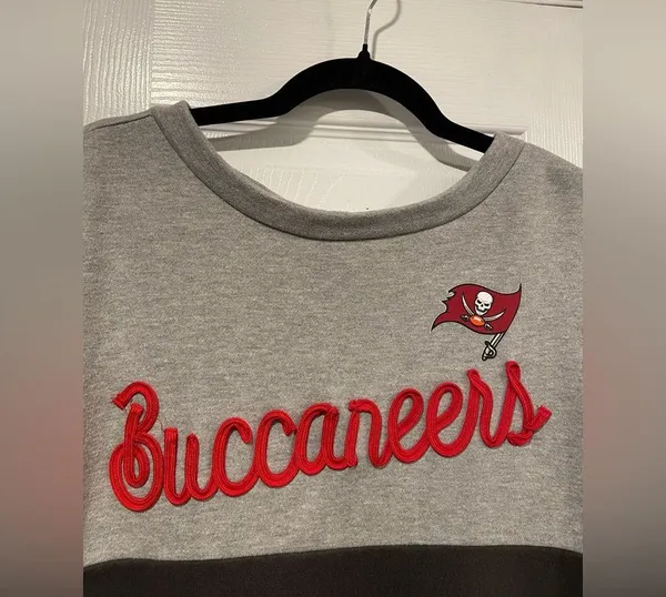 Tampa Bay Buccaneers Size M Touch Outfield Deep V-Back Tie Pullover Sweatshirt - Image 3