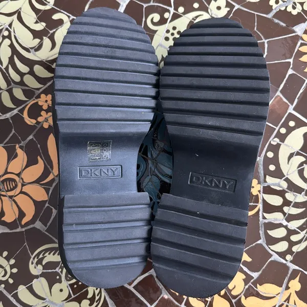 DKNY BLACK PATENT LEATHER LIAFER Sz: 5.5 - Image 6