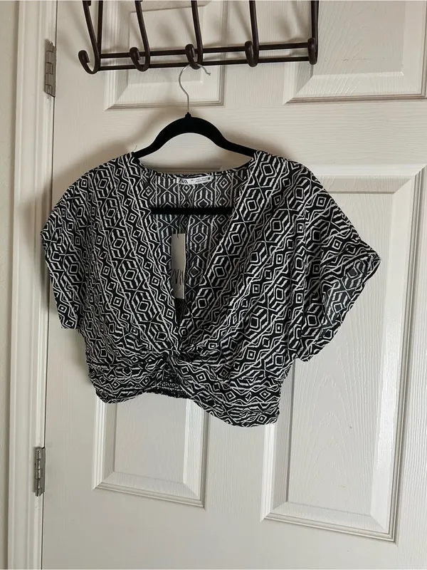 NWT Zara Black & White Geometric Print Front Knot Crop Top Size Large - Image 2