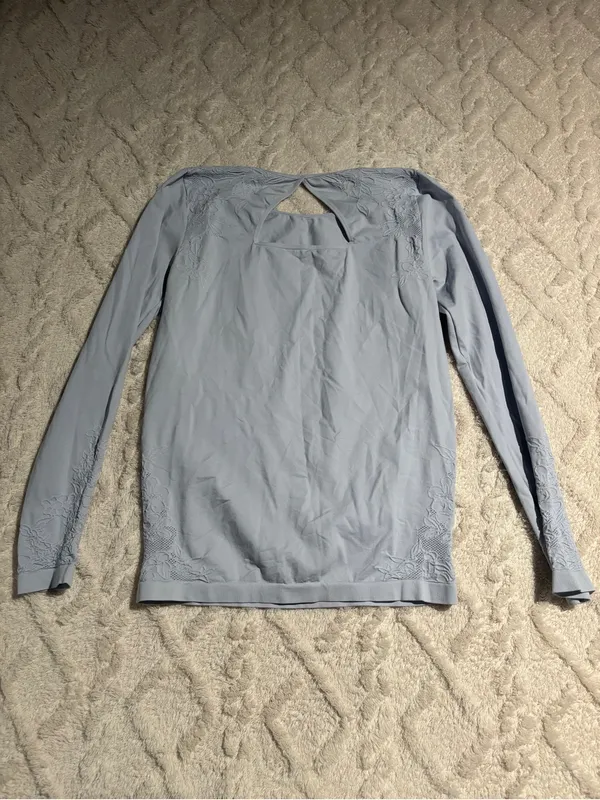 Blue women’s work out longsleeve no size tag fits a large - Image 4