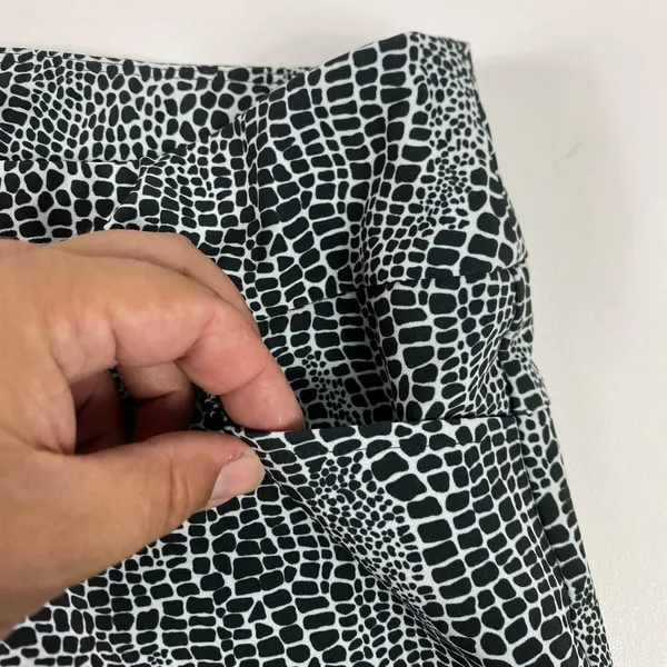 IBKUL Shorts Womens 10 Black White Croc Print Golf Walking Stretch Activewear - Image 2