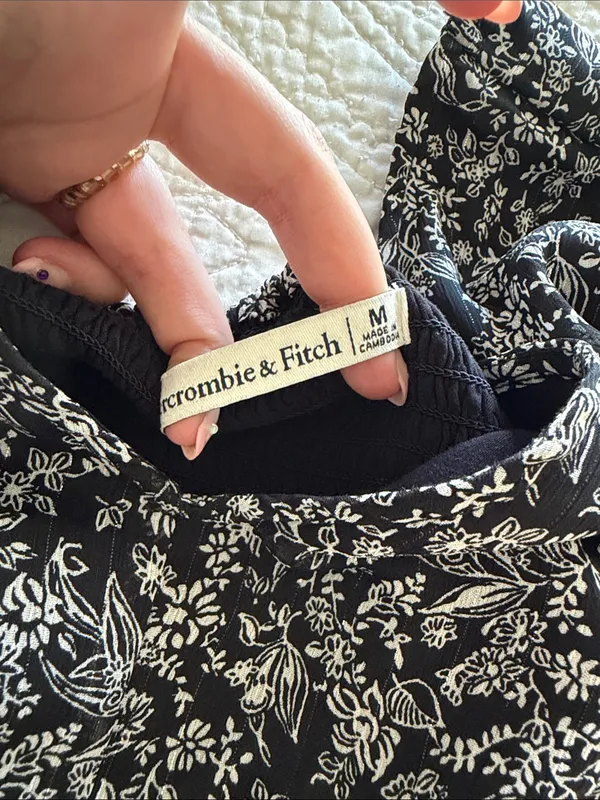Abercrombie and Fitch Black Floral Long Sleeve V-Neck Dress - Image 2