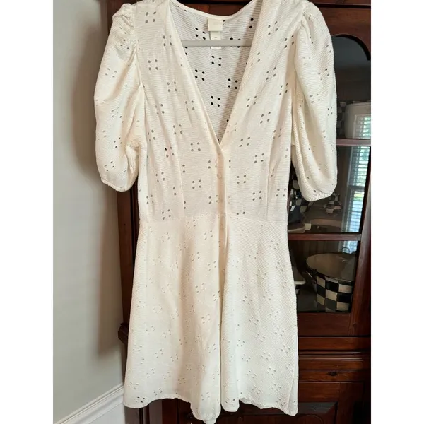 H&M white eyelet puff sleeve dress size small fits like medium - Image 3