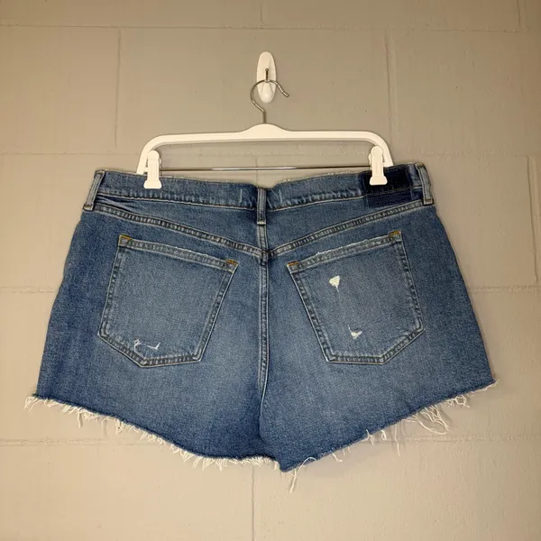 NWT Abercrombie & Fitch The Mom Short Mid Rise Distressed Women’s Size 16/33 - Image 4