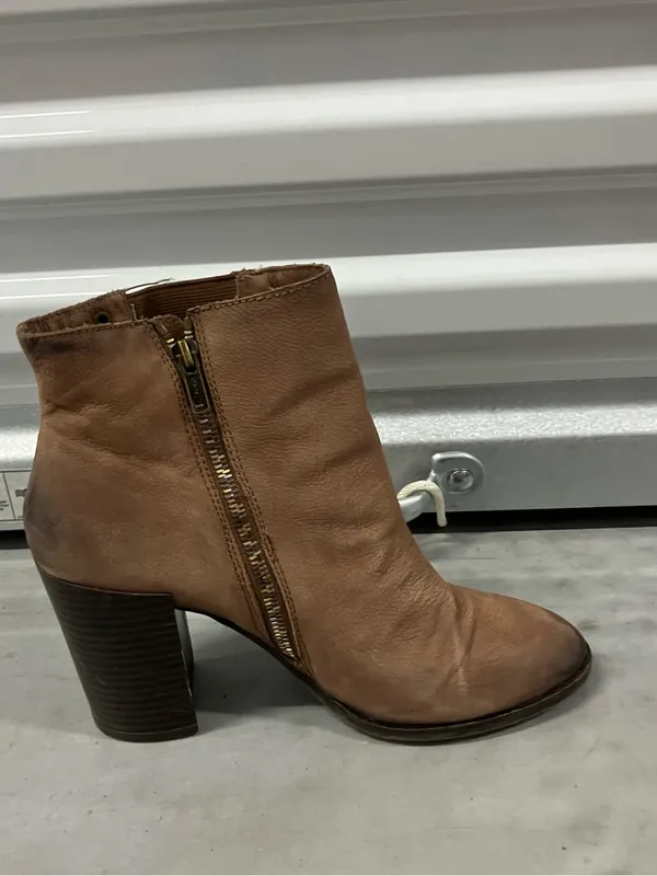 Nicole booties size 9 Brown - Image 4