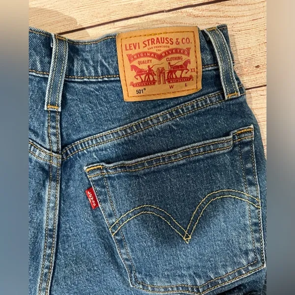 Levis 501 Original Fit Button Fly High Rise Black Cut off Shorts Sz 24 - Image 3