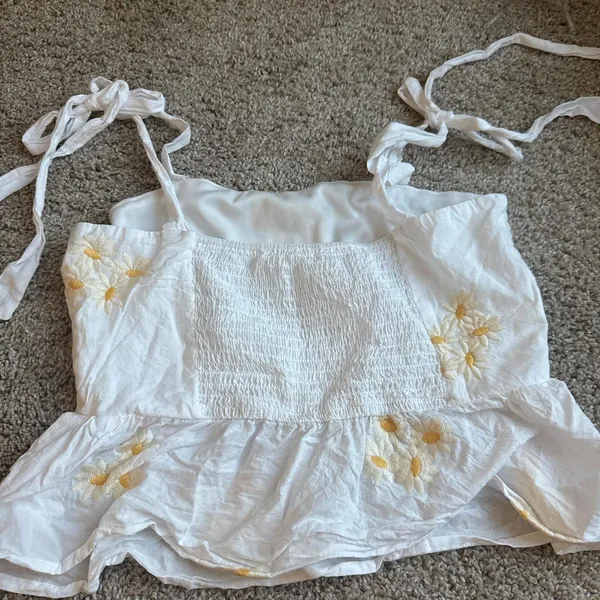 White Ruffled flowy top with daisy’s  - Image 2