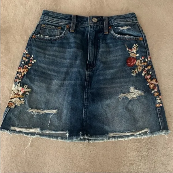 Abercrombie & Fitch‎ embroidered denim skirt size 25 - Image 3
