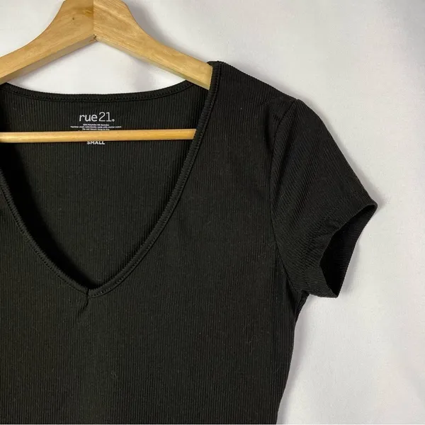 Rue 21 Black Ribbed V-Neck Short Sleeve Fitted Tee S‎ - Image 3