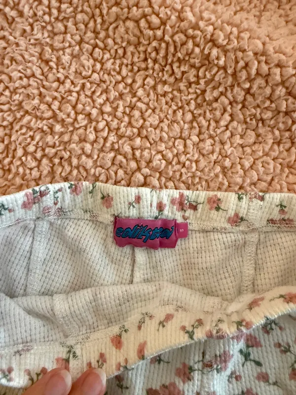 Edikted Waffle Shorts Knit Floral - Image 3