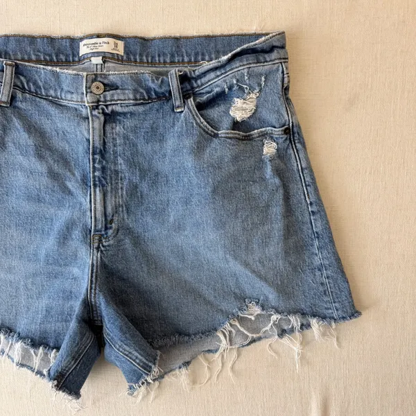 Abercrombie & Fitch The 4" Mom Short 34/18 Blue Curve Love Distressed Denim - Image 7