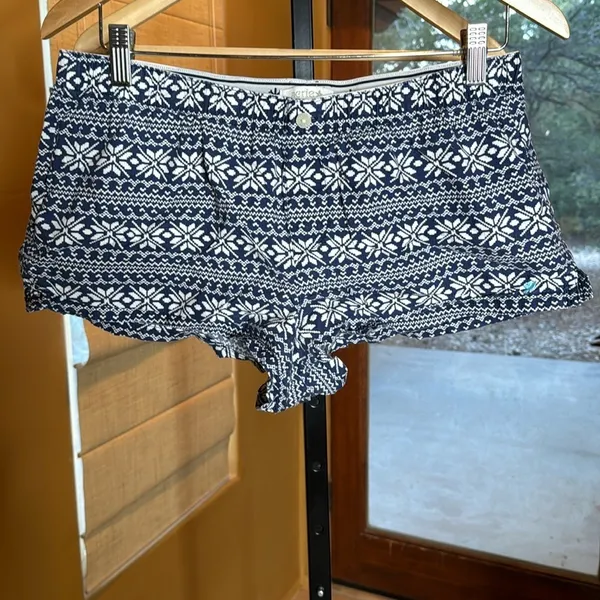 Aerie Blue White Snowflake Pajama Shorts Nordic Fair Isle Lounge Size Medium - Image 3