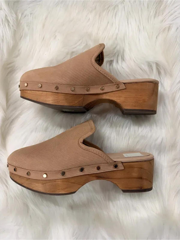 DV DOLCE VITA Closen Nubuck Camel Studded Wooden Heel Clogs Shoes 7 - Image 4