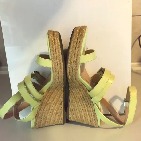 Vionic Sabina wedge-heel platform sandals in pale lime green leather, like new! - Image 6