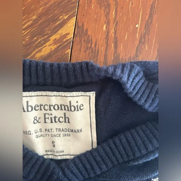 Abercrombie & Fitch Navy V-Neck Sweater Size Small - Image 2