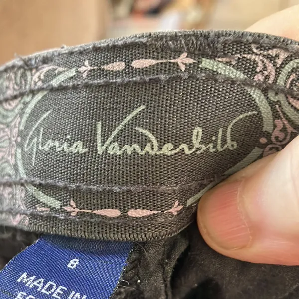 FINAL MARKDOWN Gloria Vanderbilt slacks 8 short - Image 5