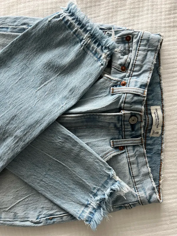 Abercrombie High-Rise Mom Jeans - Image 3