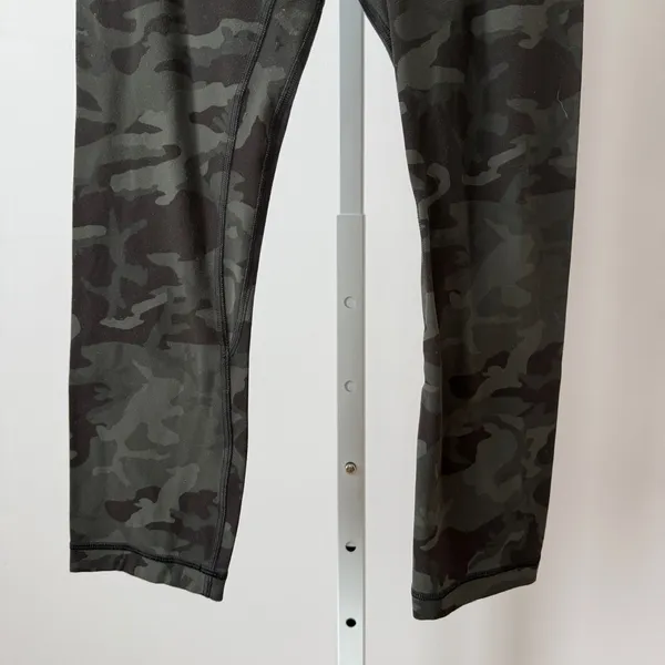 Lululemon sz 4 Align High Rise Leggings 21 Camo Heritage 365‎ Deep Coal Multi - Image 3