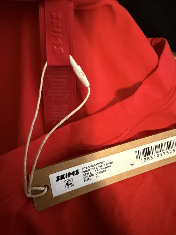 Skims fits everybody short sleeve t-shirt size xl sold out size in Cherry NWT - Image 8