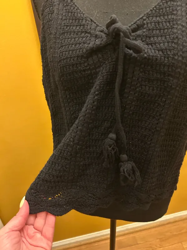 Old Navy Black Crotchet Tank Top Size Large - Image 2