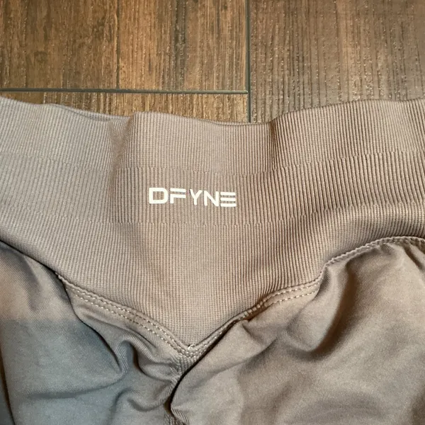 DFYNE Dynamic Seamless Scrunch Butt Shorts Taupe Brown High Waist Small Workout - Image 2