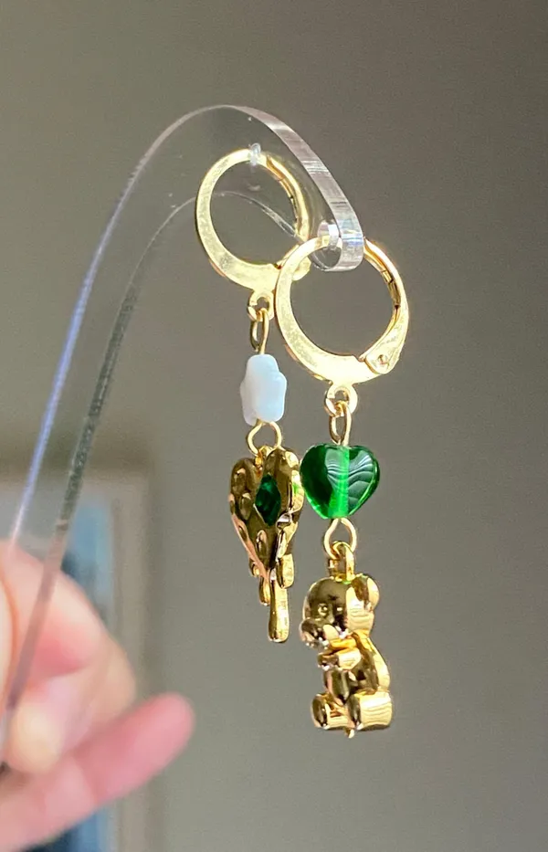 fully gold tone stainless steel whimsy fairy retro style teddy bear & heart dangle earrings💚🧸🌟 - Image 5