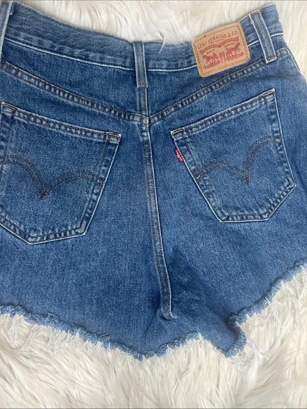 Levi's Shorts Women's Size 28 High Waisted Mom Shorts Frayed Hem Medium Wash - Image 6