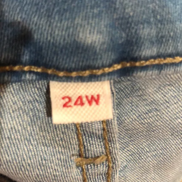 Levis Strauss blue denim cropped jeans - Image 6
