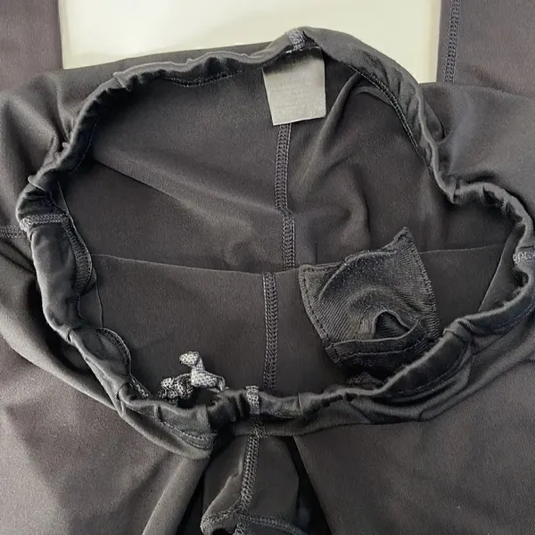 REI Capri athletic leggings. Size Medium. Black - Image 4