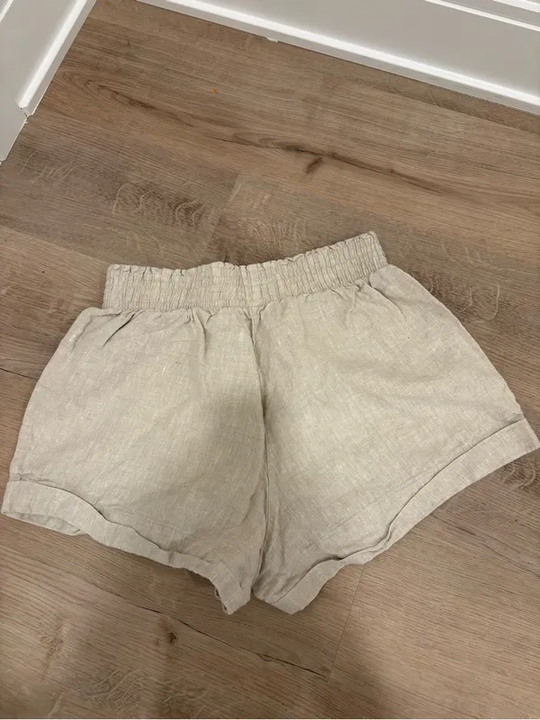 Reformation Cream Lightweight Shorts - Image 5