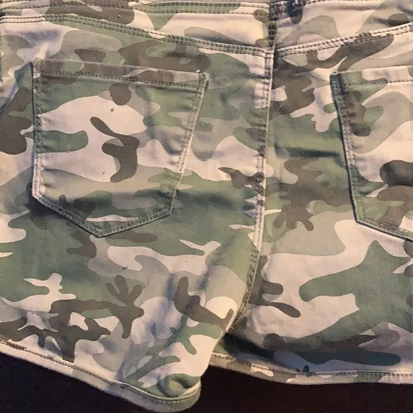 FINAL MARKDOWN No boundaries junior camo look shorts xl - Image 4