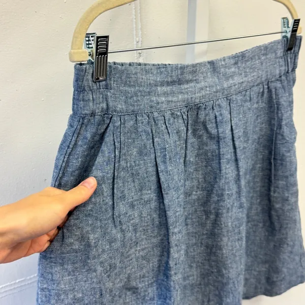 LOFT Outlet Blue Linen Blend Chambray Mini Skirt Elastic Back Pockets Size Med - Image 3