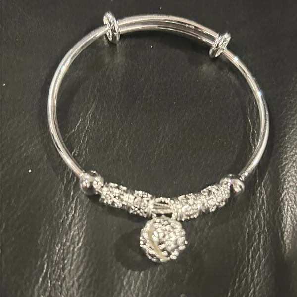Elegant adjustable Silver Charm Bracelet NWOT - Image 4