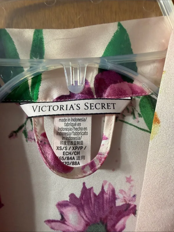 Victoria's Secret Pink Floral Satin Robe with Purple Blooms - Image 4