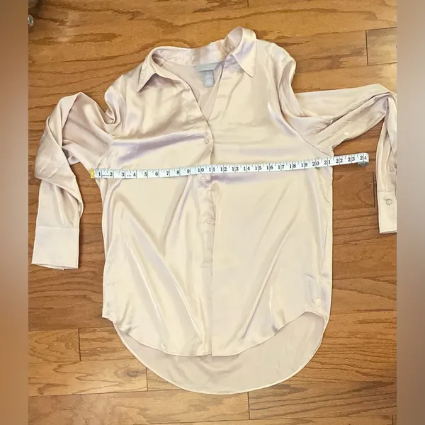 H&M- Cream V-neck Button-down Silk Top Size L - Image 5