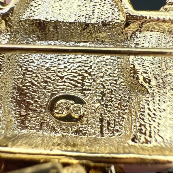 Vintage DANECRAFT Light Gold-tone Camera Charm Brooch 22.8g. - Image 10