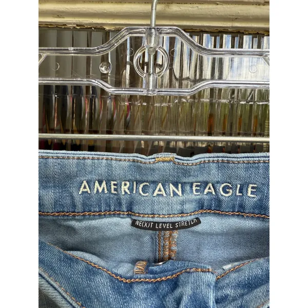 American‎ Eagle Denim Shorts Size 6 Curvy Hi-Rise Button Fly Distressed Hem - Image 3