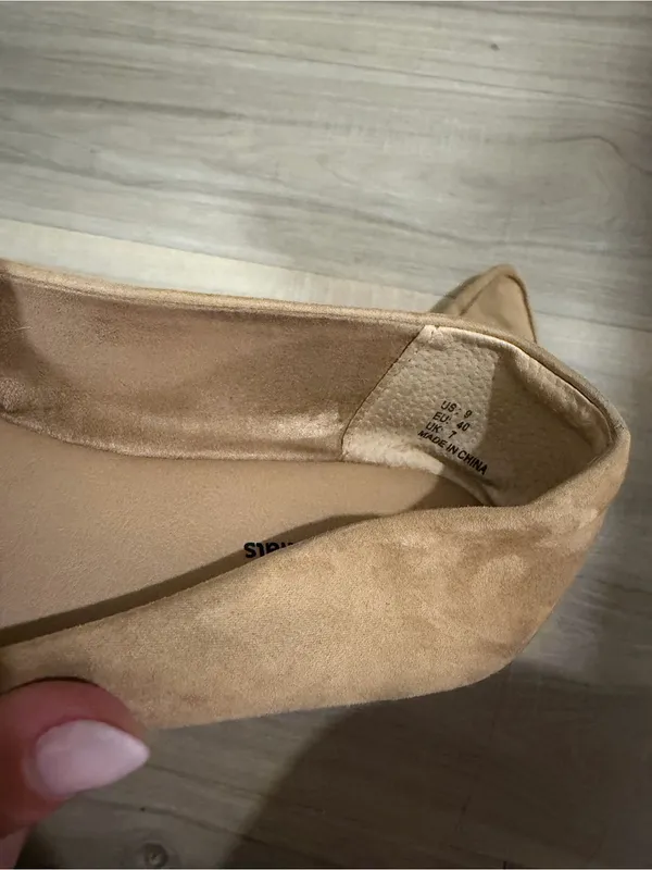 Amazon Essentials Women's Tan Suede Pointed - Image 3